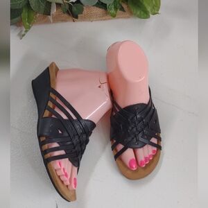 Minnetonka Women's Black Sandals